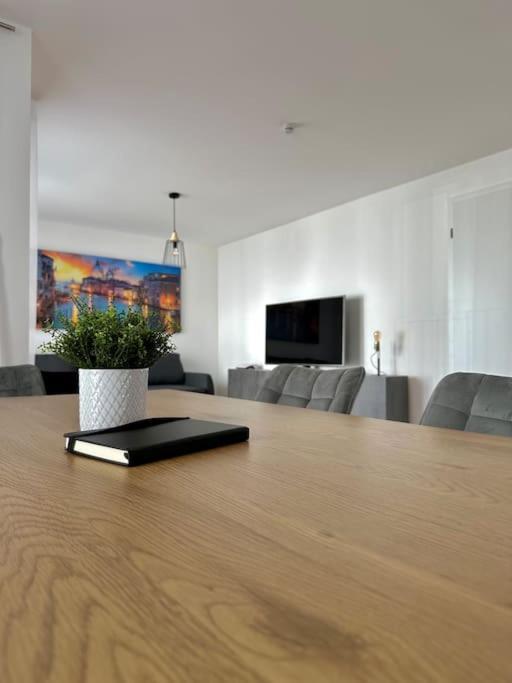 Amao-Pearl I Comfort Suite I 94Qm I Kingsize-Bett I Exklusiv Mit Balkon & Tiefgarage I Aufzug Offenburg Dış mekan fotoğraf
